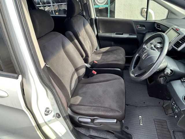 フリード Ｇ　ジャストセレクション　１オーナー車　純正ナビ・フルセグＴＶ　バックカメラ　両側電動スライドドア　純正フリップダウンモニター　ドライブレコーダー　ビルトインＥＴＣ　スマートキー　ステアリングリモコン（4枚目）