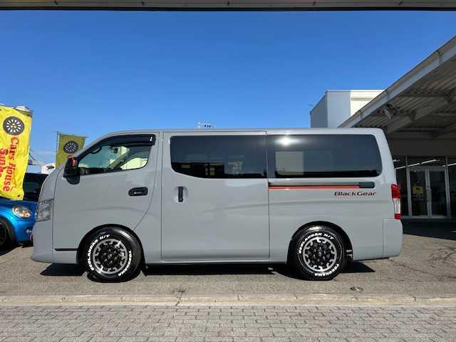 ＮＶ３５０キャラバンバン ロングプレミアムＧＸ　・ブラックギア・ワンオーナー車・社外９インチフローティングナビ・ベットキット・アラウンドビューモニター・ホワイトレター・ローダウン・ドライブレコーダー・左側パワースライドドア・ＬＥＤヘッドライト（5枚目）