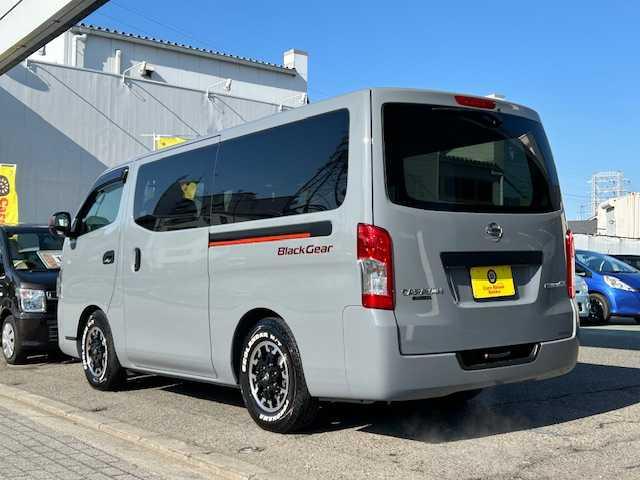 ＮＶ３５０キャラバンバン ロングプレミアムＧＸ　・ブラックギア・ワンオーナー車・社外９インチフローティングナビ・ベットキット・アラウンドビューモニター・ホワイトレター・ローダウン・ドライブレコーダー・左側パワースライドドア・ＬＥＤヘッドライト（6枚目）