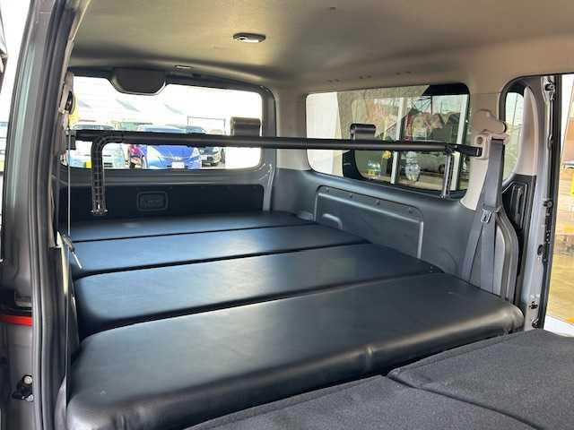 ＮＶ３５０キャラバンバン ロングプレミアムＧＸ　・ブラックギア・ワンオーナー車・社外９インチフローティングナビ・ベットキット・アラウンドビューモニター・ホワイトレター・ローダウン・ドライブレコーダー・左側パワースライドドア・ＬＥＤヘッドライト（13枚目）