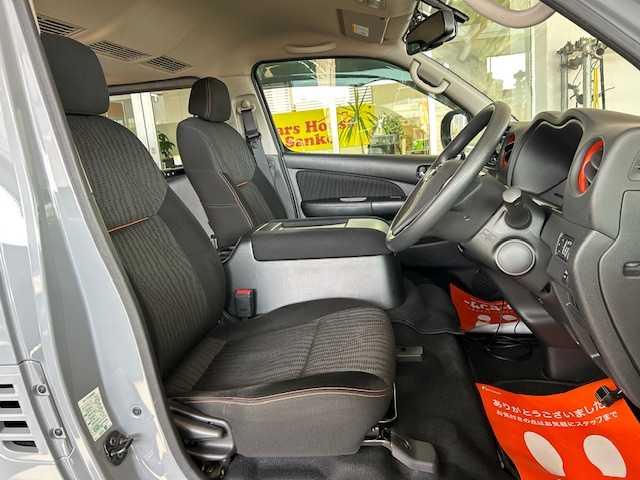 ＮＶ３５０キャラバンバン ロングプレミアムＧＸ　・ブラックギア・ワンオーナー車・社外９インチフローティングナビ・ベットキット・アラウンドビューモニター・ホワイトレター・ローダウン・ドライブレコーダー・左側パワースライドドア・ＬＥＤヘッドライト（20枚目）
