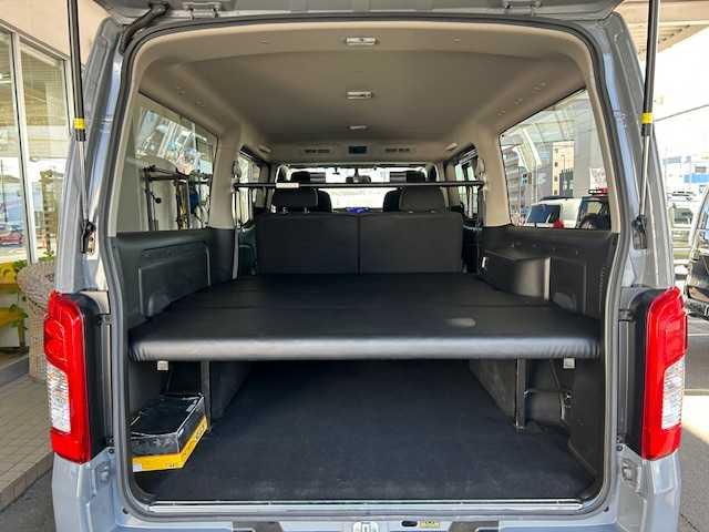 ＮＶ３５０キャラバンバン ロングプレミアムＧＸ　・ブラックギア・ワンオーナー車・社外９インチフローティングナビ・ベットキット・アラウンドビューモニター・ホワイトレター・ローダウン・ドライブレコーダー・左側パワースライドドア・ＬＥＤヘッドライト（22枚目）