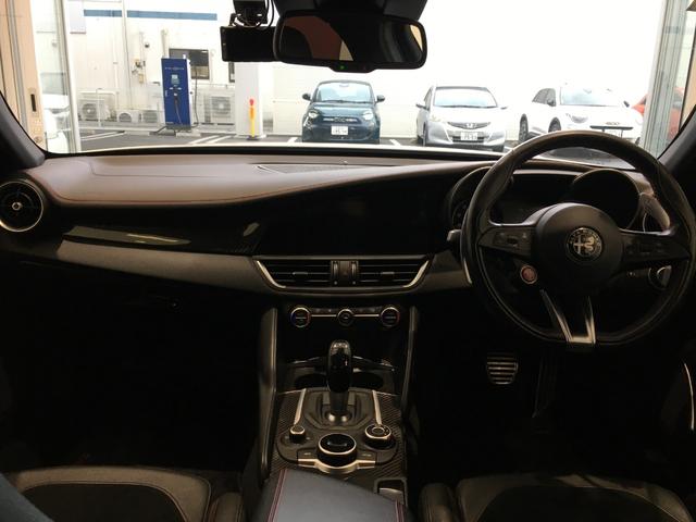 ジュリア クアドリフォリオ　ハーマンカードン　純正ディスプレイオーディオ　カーボンルーフ　バックモニター　ハーフレザーシート　シートヒーター　アダプティブクルーズコントロール　バックカメラ　純正１９インチＡＷ（5枚目）