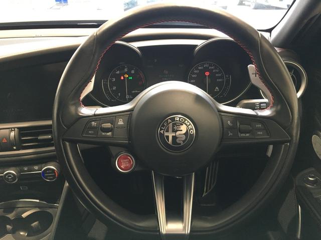 ジュリア クアドリフォリオ　ハーマンカードン　純正ディスプレイオーディオ　カーボンルーフ　バックモニター　ハーフレザーシート　シートヒーター　アダプティブクルーズコントロール　バックカメラ　純正１９インチＡＷ（8枚目）