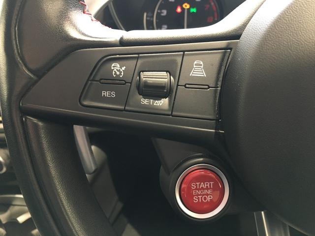 ジュリア クアドリフォリオ　ハーマンカードン　純正ディスプレイオーディオ　カーボンルーフ　バックモニター　ハーフレザーシート　シートヒーター　アダプティブクルーズコントロール　バックカメラ　純正１９インチＡＷ（9枚目）