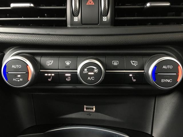 ジュリア クアドリフォリオ　ハーマンカードン　純正ディスプレイオーディオ　カーボンルーフ　バックモニター　ハーフレザーシート　シートヒーター　アダプティブクルーズコントロール　バックカメラ　純正１９インチＡＷ（11枚目）