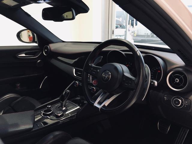 ジュリア クアドリフォリオ　ハーマンカードン　純正ディスプレイオーディオ　カーボンルーフ　バックモニター　ハーフレザーシート　シートヒーター　アダプティブクルーズコントロール　バックカメラ　純正１９インチＡＷ（15枚目）