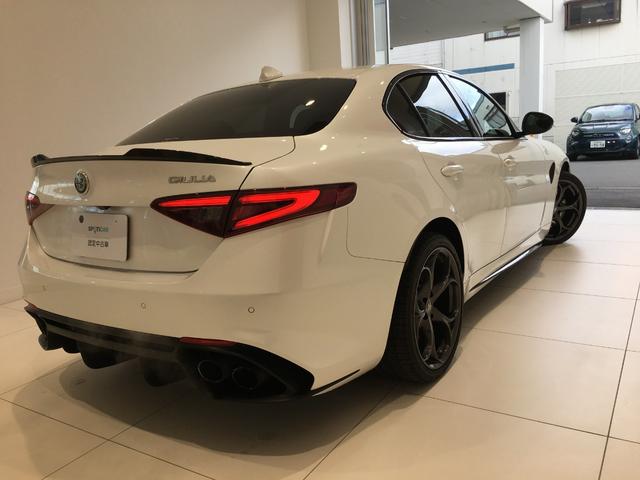 ジュリア クアドリフォリオ　ハーマンカードン　純正ディスプレイオーディオ　カーボンルーフ　バックモニター　ハーフレザーシート　シートヒーター　アダプティブクルーズコントロール　バックカメラ　純正１９インチＡＷ（28枚目）