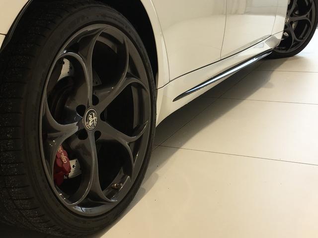 ジュリア クアドリフォリオ　ハーマンカードン　純正ディスプレイオーディオ　カーボンルーフ　バックモニター　ハーフレザーシート　シートヒーター　アダプティブクルーズコントロール　バックカメラ　純正１９インチＡＷ（41枚目）