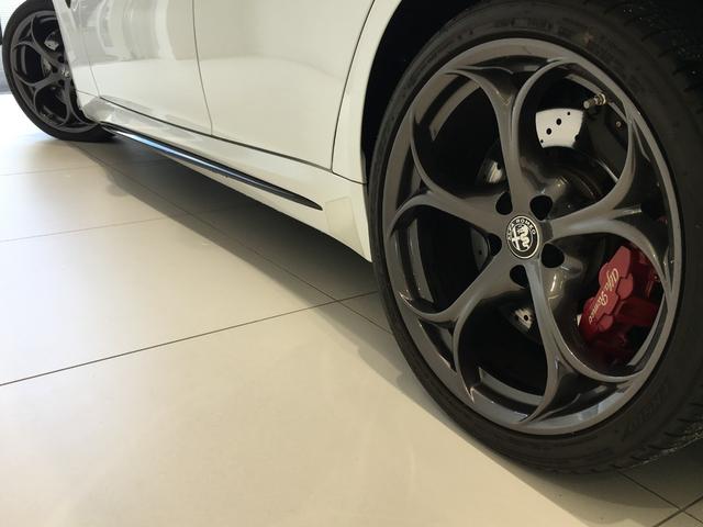 ジュリア クアドリフォリオ　ハーマンカードン　純正ディスプレイオーディオ　カーボンルーフ　バックモニター　ハーフレザーシート　シートヒーター　アダプティブクルーズコントロール　バックカメラ　純正１９インチＡＷ（42枚目）