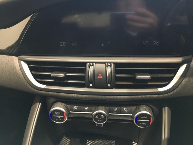 ジュリア クアドリフォリオ　ハーマンカードン　純正ディスプレイオーディオ　カーボンルーフ　バックモニター　ハーフレザーシート　シートヒーター　アダプティブクルーズコントロール　バックカメラ　純正１９インチＡＷ（64枚目）