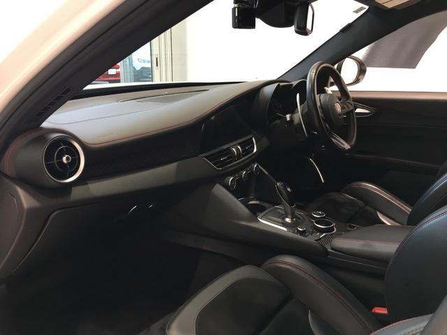 ジュリア クアドリフォリオ　ハーマンカードン　純正ディスプレイオーディオ　カーボンルーフ　バックモニター　ハーフレザーシート　シートヒーター　アダプティブクルーズコントロール　バックカメラ　純正１９インチＡＷ（73枚目）