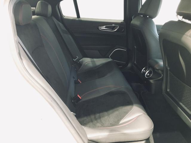 ジュリア クアドリフォリオ　ハーマンカードン　純正ディスプレイオーディオ　カーボンルーフ　バックモニター　ハーフレザーシート　シートヒーター　アダプティブクルーズコントロール　バックカメラ　純正１９インチＡＷ（75枚目）