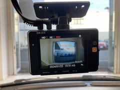 映像・音声などを記録する自動車用の車載装置です。　もしもの事故の際の記録はもちろん、旅行の際の思い出としてドライブの映像を楽しむことができますよ。 5