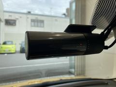 映像・音声などを記録する自動車用の車載装置です。　もしもの事故の際の記録はもちろん、旅行の際の思い出としてドライブの映像を楽しむことができますよ。 7