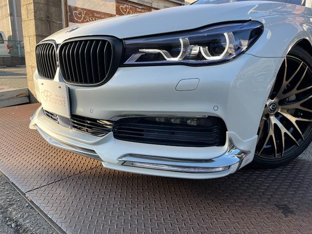 7シリーズ 740i プラスパッケージ ドライビングアシストプラス 20インチアルミ ローダウン 電動ガラスサンルーフ ベージュレザーシート ハーマンカードンサラウンドサウンド ドライビングアシストプラス オートトランク レーザーライト Bカメラ Fシートマッサージ付(3枚目)