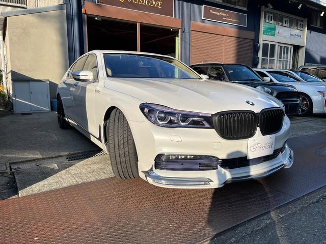 7シリーズ 740i プラスパッケージ ドライビングアシストプラス 20インチアルミ ローダウン 電動ガラスサンルーフ ベージュレザーシート ハーマンカードンサラウンドサウンド ドライビングアシストプラス オートトランク レーザーライト Bカメラ Fシートマッサージ付(4枚目)