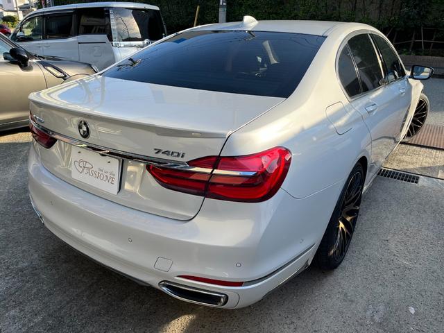 7シリーズ 740i プラスパッケージ ドライビングアシストプラス 20インチアルミ ローダウン 電動ガラスサンルーフ ベージュレザーシート ハーマンカードンサラウンドサウンド ドライビングアシストプラス オートトランク レーザーライト Bカメラ Fシートマッサージ付(5枚目)