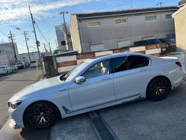 7シリーズ 740i プラスパッケージ ドライビングアシストプラス 20インチアルミ ローダウン 電動ガラスサンルーフ ベージュレザーシート ハーマンカードンサラウンドサウンド ドライビングアシストプラス オートトランク レーザーライト Bカメラ Fシートマッサージ付(11枚目)