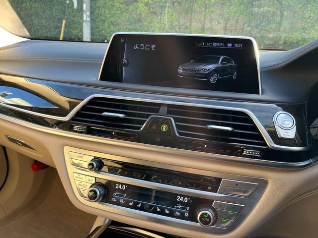 7シリーズ 740i プラスパッケージ ドライビングアシストプラス 20インチアルミ ローダウン 電動ガラスサンルーフ ベージュレザーシート ハーマンカードンサラウンドサウンド ドライビングアシストプラス オートトランク レーザーライト Bカメラ Fシートマッサージ付(26枚目)