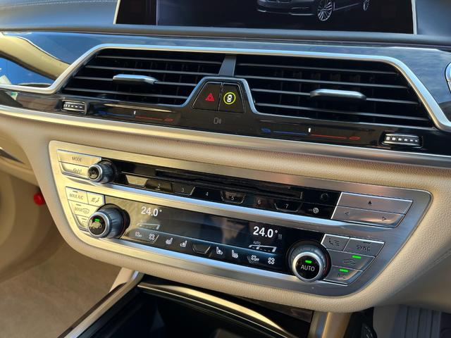 7シリーズ 740i プラスパッケージ ドライビングアシストプラス 20インチアルミ ローダウン 電動ガラスサンルーフ ベージュレザーシート ハーマンカードンサラウンドサウンド ドライビングアシストプラス オートトランク レーザーライト Bカメラ Fシートマッサージ付(27枚目)