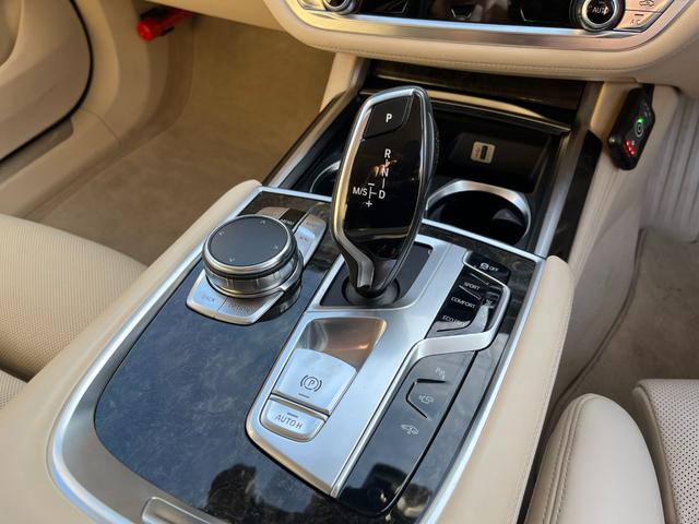 7シリーズ 740i プラスパッケージ ドライビングアシストプラス 20インチアルミ ローダウン 電動ガラスサンルーフ ベージュレザーシート ハーマンカードンサラウンドサウンド ドライビングアシストプラス オートトランク レーザーライト Bカメラ Fシートマッサージ付(28枚目)
