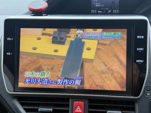ヴォクシー ハイブリッドＺＳ　後期／ＴＲＤエアロ／両側パワースライドドア／７人乗り／衝突軽減／１０型ナビ／１２．１型フリップダウンモニター／Ｂｌｕｅｔｏｏｔｈ／Ｒカメラ／フルセグ／Ｔｚ前後ドラレコ／ビルトインＥＴＣ／シートヒーター（18枚目）