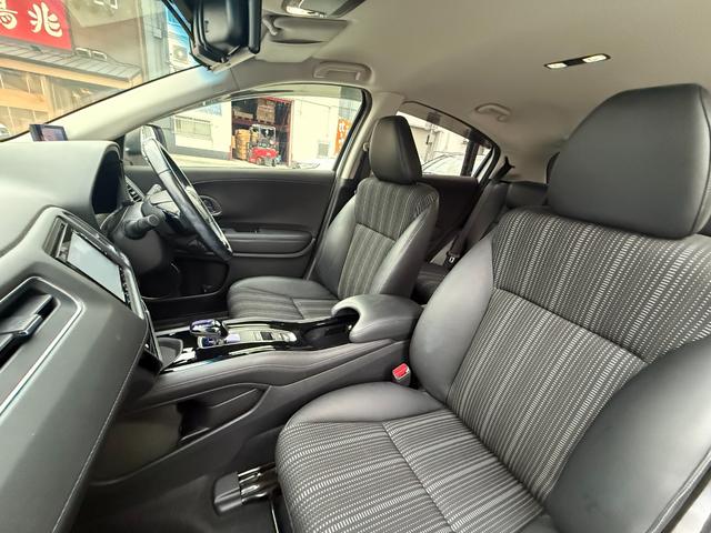 ヴェゼル ハイブリッドＺ・ホンダセンシング　／衝突軽減／ナビ／デジタルミラー型前後ドラレコ／Ｂｌｕｅｔｏｏｔｈ／バックカメラ／フルセグ／ＥＴＣ／レーダー探知機／ハーフレザーシート＆ヒーター／ＬＥＤヘッド／オートライト／パドルシフト／純正１７ＡＷ（6枚目）