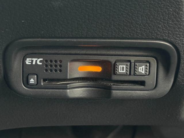ヴェゼル ハイブリッドＺ・ホンダセンシング　／衝突軽減／ナビ／デジタルミラー型前後ドラレコ／Ｂｌｕｅｔｏｏｔｈ／バックカメラ／フルセグ／ＥＴＣ／レーダー探知機／ハーフレザーシート＆ヒーター／ＬＥＤヘッド／オートライト／パドルシフト／純正１７ＡＷ（17枚目）