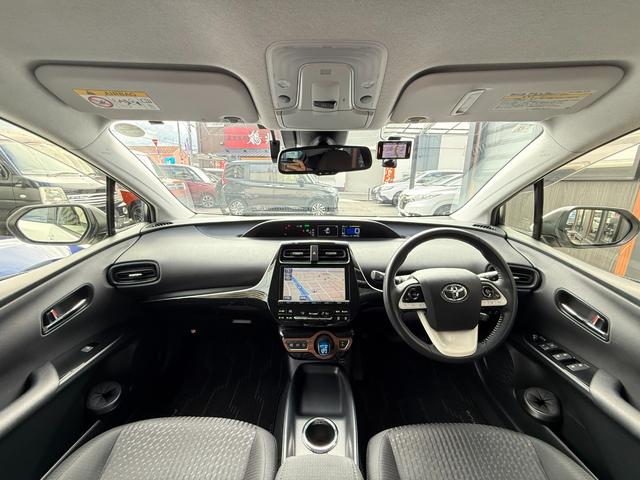 プリウス Sセーフティプラス /衝突軽減/9型ナビ/Bluetooth/フロント&バックモニター/フルセグ/ドラレコ/ETC/パーキングサポート/ソナー/レーダークルーズ/LEDヘッド/1オーナー/ヘッドアップディスプレイ(3枚目)