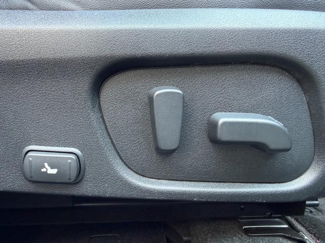 レヴォーグ ２．０ＳＴＩスポーツアイサイト　／サンルーフ／レザーシート／純正ナビ／ＨＤＭＩ／Ｂｌｕｅｔｏｏｔｈ／バック＆サイドモニター／フルセグ／ＥＴＣ／レーダークルーズ／ブラインドスポットモニターメモリーシート／シートヒーター／ＬＥＤヘッド／（26枚目）