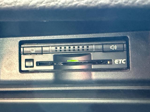 ハリアー プレミアム　／衝突軽減／９型ナビ／Ｂｌｕｅｔｏｏｔｈ／バック＆フロントモニター／フルセグ／前後ドライブレコーダー／電動リアゲート／レーダークルーズ／クリアランスソナー／ハーフレザーシート／パワーシート（18枚目）