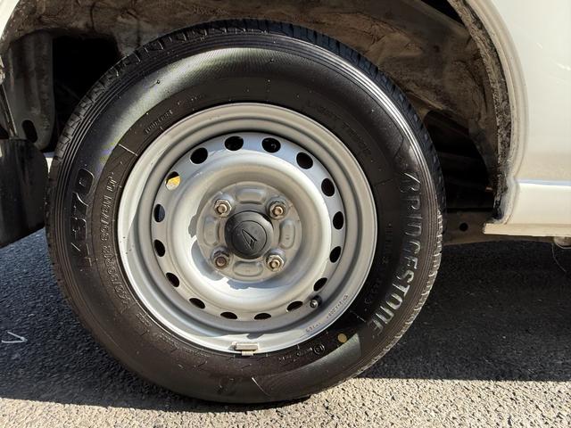 ハイゼットカーゴ ＤＸ　ハイルーフ／キーレス／パワーウィンドウ／ドライブレコーダー／オートマ／２０２４年製ブリジストンタイヤ／オーバーヘッドコンソール／フルフラット（32枚目）