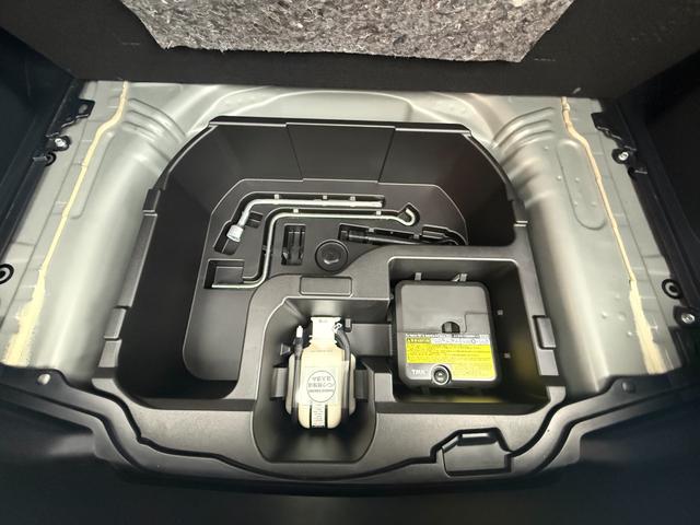 アクア クロスオーバー グラム /衝突軽減/純正ナビ/Bluetooth/バックモニター/テレビ/ドライブレコーダー/ハーフレザーシート/スマートキー/クリアランスソナー/純正16インチアルミホイール/レーンキープアシスト(13枚目)