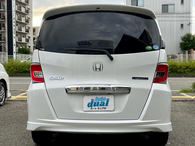 フリードスパイクハイブリッド ハイブリッド　プレミアムエディション　社外ディスプレイオーディオ　バックカメラ　Ｂｌｕｅｔｏｏｔｈオーディオ　両側電動　スマートキー　クルコン　コンビシート　ＨＩＤヘッドライト　フォグ　前後ドラレコ　ＥＴＣ　社外アルミ（6枚目）