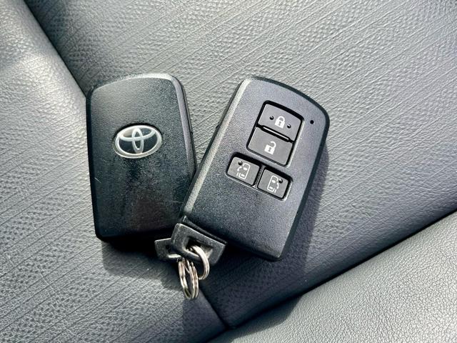 TOYOTA ESQUIRE HYBRID GI BLACK TAILORED