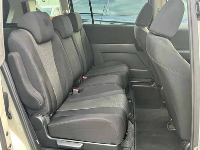 プレマシー ２０Ｅ　純正ナビ　ワンセグテレビ　Ｂｌｕｅｔｏｏｔｈオーディオ　両側電動　スマートキー　アイストップ　ＥＴＣ（8枚目）