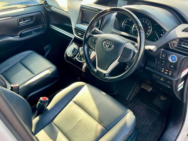 エスクァイア ハイブリッドＧｉ　ブラックテーラード　ＯＰエアロ　社外ナビ　フルセグテレビ　バックカメラ　天井モニター　衝突軽減　両側電動　クルコン　黒革調シート　シートヒーター　スマートキー　ＬＥＤヘッドライト　フォグ　前後ドラレコ　ＥＴＣ　社外アルミ（17枚目）