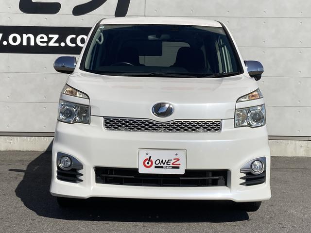 ヴォクシー ＺＳ　煌ＩＩ　両側パワースライドドア・ＨＩＤヘッドライト・社外ナビ・バックモニター・ビルトインＥＴＣ・革巻きステアリング・パドルシフト・２列目マルチ回転キャプテンシート・プッシュスタート・スマートキー・オートライト（4枚目）