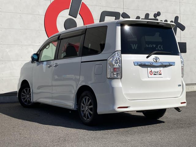 ヴォクシー ＺＳ　煌ＩＩ　両側パワースライドドア・ＨＩＤヘッドライト・社外ナビ・バックモニター・ビルトインＥＴＣ・革巻きステアリング・パドルシフト・２列目マルチ回転キャプテンシート・プッシュスタート・スマートキー・オートライト（13枚目）