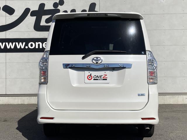 ヴォクシー ＺＳ　煌ＩＩ　両側パワースライドドア・ＨＩＤヘッドライト・社外ナビ・バックモニター・ビルトインＥＴＣ・革巻きステアリング・パドルシフト・２列目マルチ回転キャプテンシート・プッシュスタート・スマートキー・オートライト（17枚目）