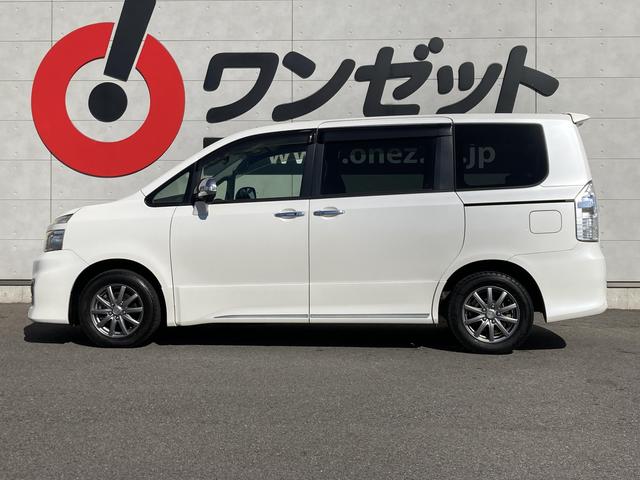 ヴォクシー ＺＳ　煌ＩＩ　両側パワースライドドア・ＨＩＤヘッドライト・社外ナビ・バックモニター・ビルトインＥＴＣ・革巻きステアリング・パドルシフト・２列目マルチ回転キャプテンシート・プッシュスタート・スマートキー・オートライト（18枚目）