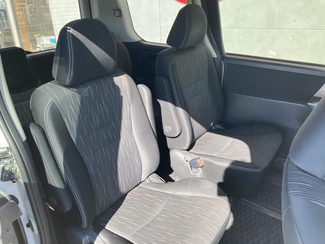 ヴォクシー ＺＳ　煌ＩＩ　両側パワースライドドア・ＨＩＤヘッドライト・社外ナビ・バックモニター・ビルトインＥＴＣ・革巻きステアリング・パドルシフト・２列目マルチ回転キャプテンシート・プッシュスタート・スマートキー・オートライト（22枚目）