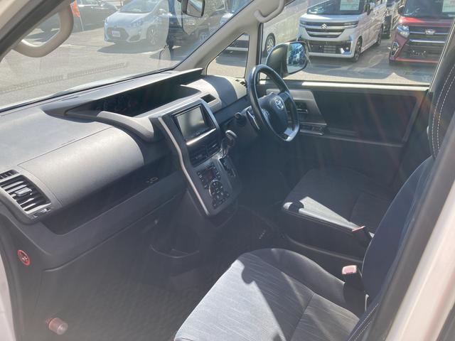 ヴォクシー ＺＳ　煌ＩＩ　両側パワースライドドア・ＨＩＤヘッドライト・社外ナビ・バックモニター・ビルトインＥＴＣ・革巻きステアリング・パドルシフト・２列目マルチ回転キャプテンシート・プッシュスタート・スマートキー・オートライト（24枚目）