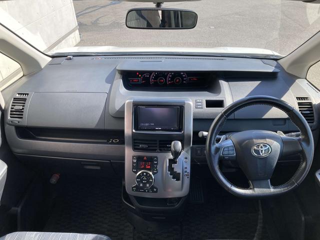 ヴォクシー ＺＳ　煌ＩＩ　両側パワースライドドア・ＨＩＤヘッドライト・社外ナビ・バックモニター・ビルトインＥＴＣ・革巻きステアリング・パドルシフト・２列目マルチ回転キャプテンシート・プッシュスタート・スマートキー・オートライト（29枚目）