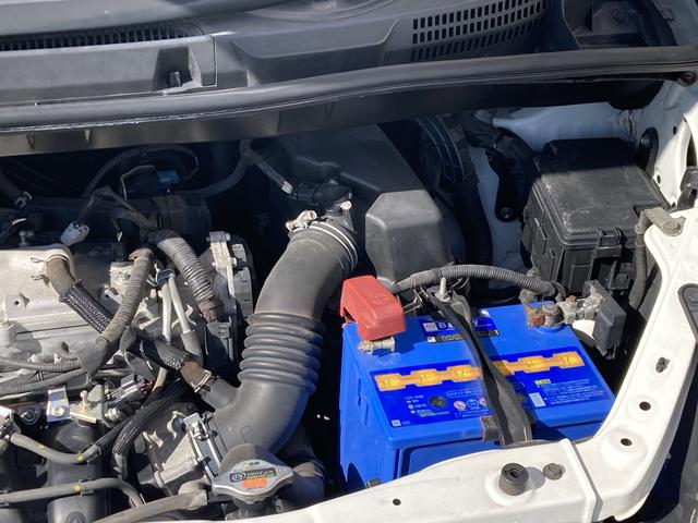 ヴォクシー ＺＳ　煌ＩＩ　両側パワースライドドア・ＨＩＤヘッドライト・社外ナビ・バックモニター・ビルトインＥＴＣ・革巻きステアリング・パドルシフト・２列目マルチ回転キャプテンシート・プッシュスタート・スマートキー・オートライト（49枚目）