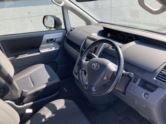 ヴォクシー ZS 煌II 純正ナビ・純正フリップダウンモニター・両側パワースライドドア・HIDヘッドライト・パドルシフト・バックモニター・ビルトインETC・革巻きステアリング・純正16インチアルミホイール・ステアリングスイッチ(17枚目)