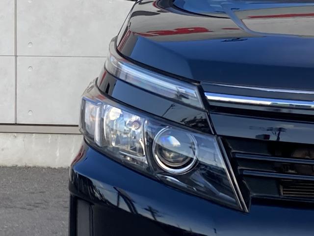 ヴォクシー ハイブリッドＶ　純正９インチナビ・純正フリップダウンモニター・クルーズコントロール・ＬＥＤヘッドライト・両側パワースライドドア・前席シートヒーター・２列目キャプテンシート・リアオートエアコン・バックモニター・スマート（7枚目）