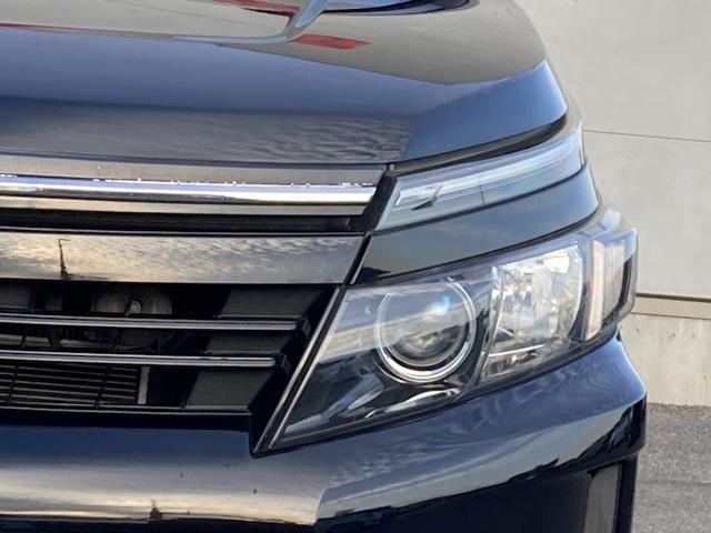 ヴォクシー ハイブリッドＶ　純正９インチナビ・純正フリップダウンモニター・クルーズコントロール・ＬＥＤヘッドライト・両側パワースライドドア・前席シートヒーター・２列目キャプテンシート・リアオートエアコン・バックモニター・スマート（9枚目）