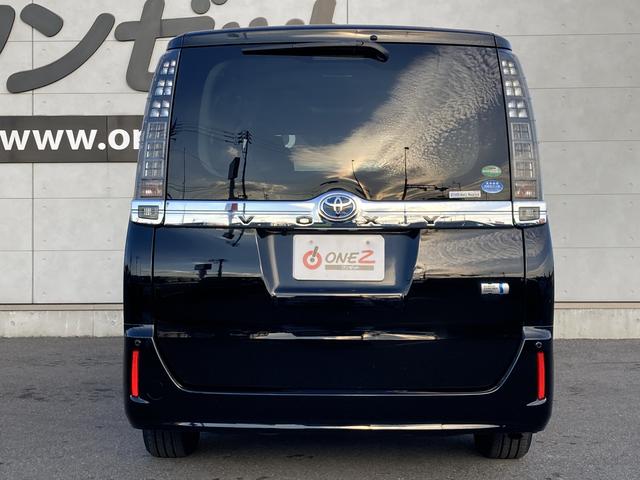 ヴォクシー ハイブリッドＶ　純正９インチナビ・純正フリップダウンモニター・クルーズコントロール・ＬＥＤヘッドライト・両側パワースライドドア・前席シートヒーター・２列目キャプテンシート・リアオートエアコン・バックモニター・スマート（17枚目）